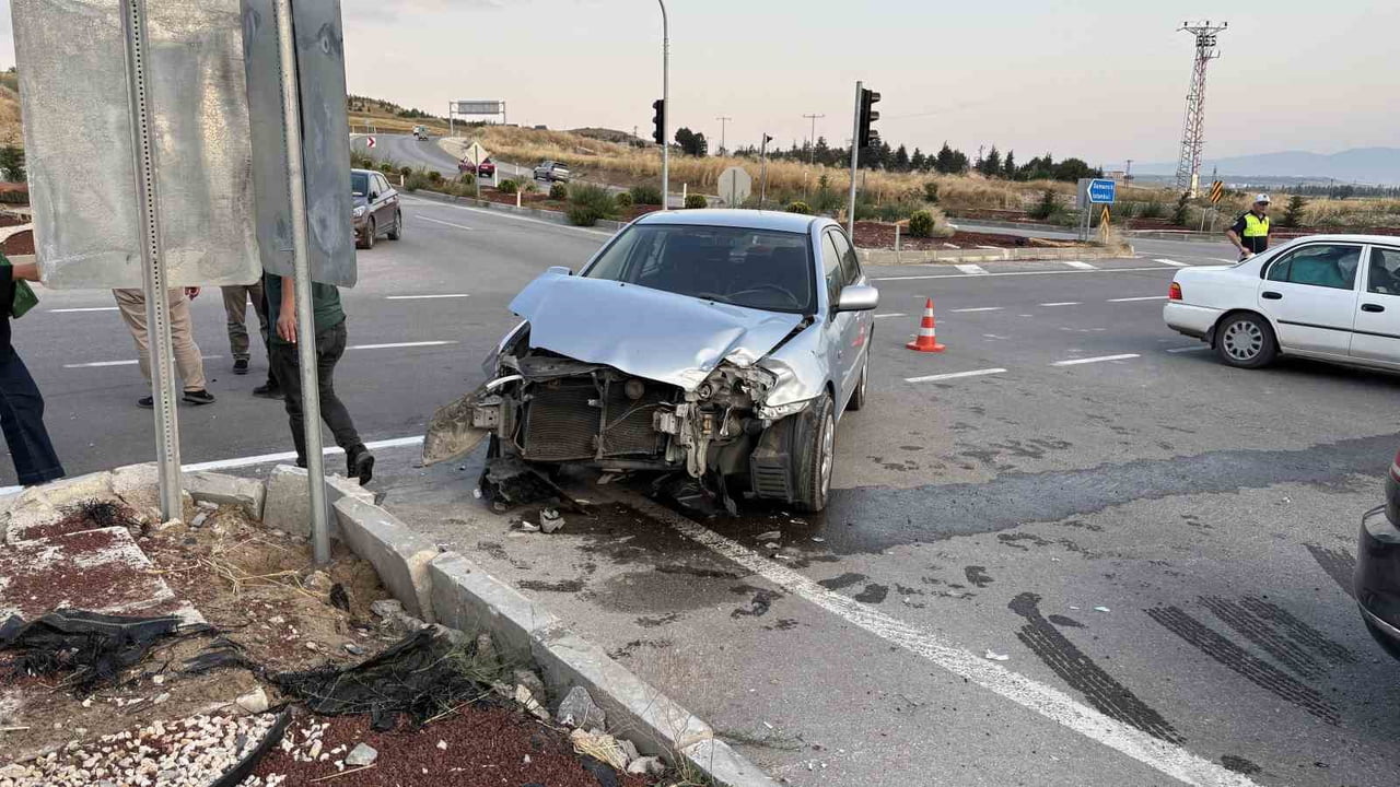 KAVŞAKTA İKİ OTOMOBİL ÇARPIŞTI. ŞANS ESERİ YARALANAN OLMADI ARAÇLARDA MADDİ HASAR MEYDANA...