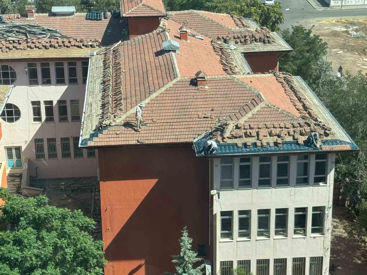 KAYAPINAR İLÇESİNDE 3 İŞÇİ, BİR OKULUN ÇATISINI HERHANGİ BİR GÜVENLİK ÖNLEMİ ALMADAN ONARMAYA...
