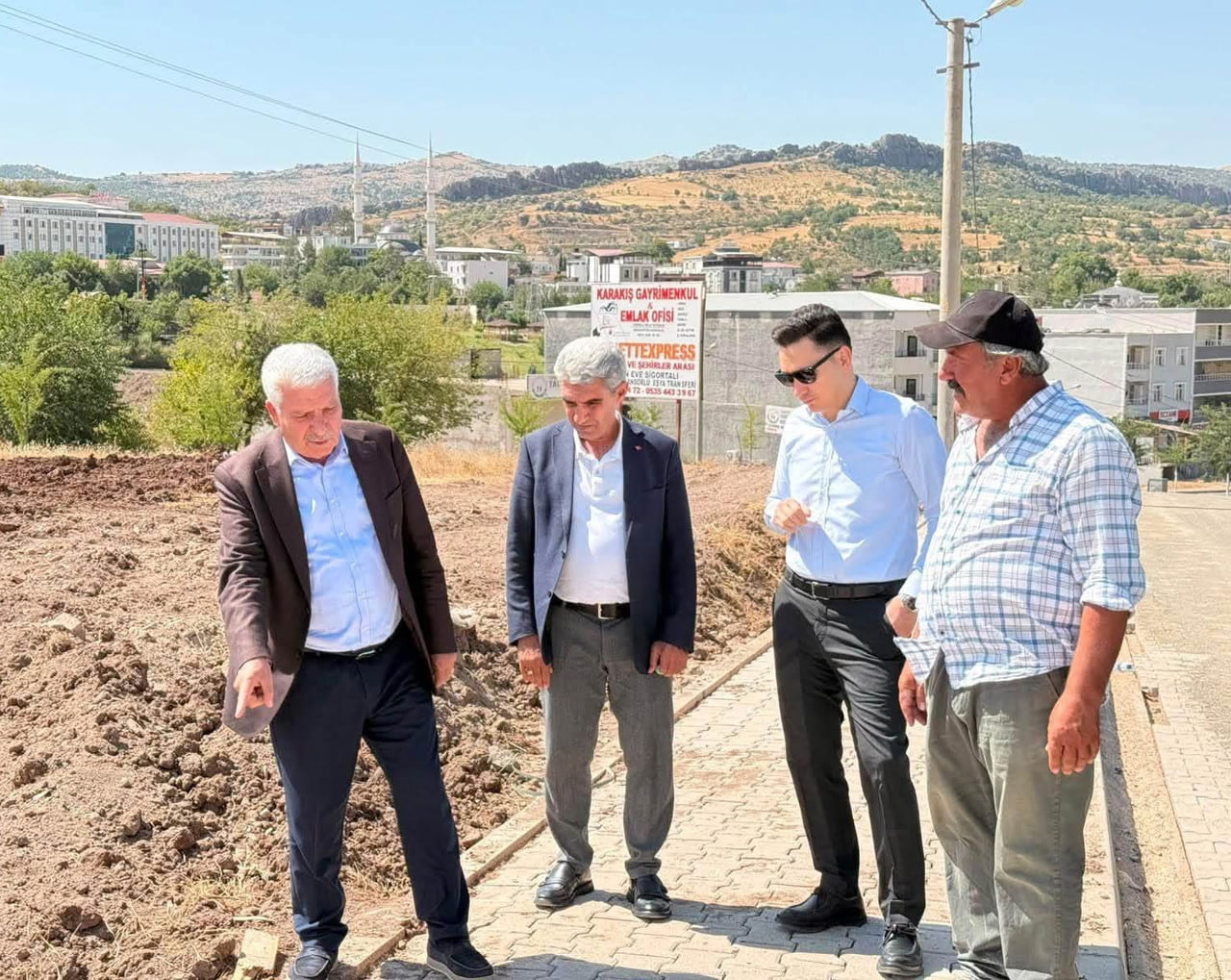 KAYMAKAM ADEM KARATAŞ (SAĞDAN İKİNCİ) İLE BELEDİYE BAŞKANI ŞEHMUS KARAMEHMETOĞLU (SOLDA), YAPIMI...