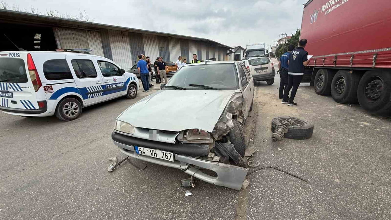 KAYNARCA İLÇESİNDE SUV TARZ ARAÇ İLE OTOMOBİLİN ÇARPIŞMASI NETİCESİNDE MEYDANA GELEN KAZADA 2 KİŞİ...