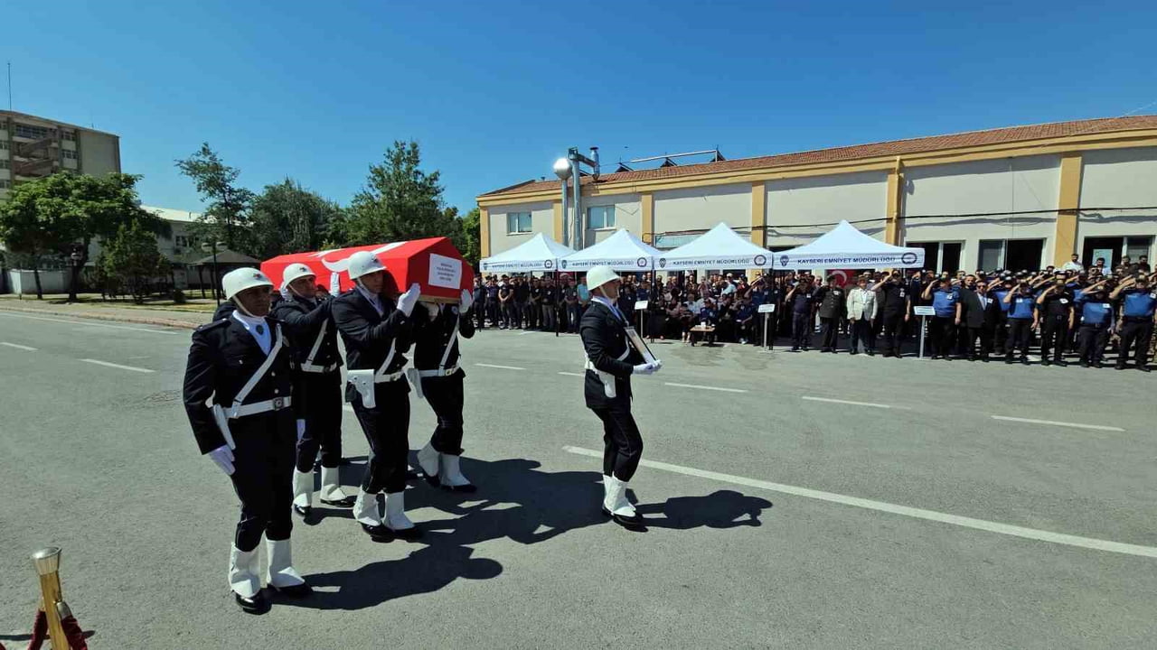KAYSERİ'DE EVİNDE RAHATSIZLANDIKTAN SONRA KALDIRILDIĞI HASTANEDE HAYATINI KAYBEDEN POLİS MEMURU...