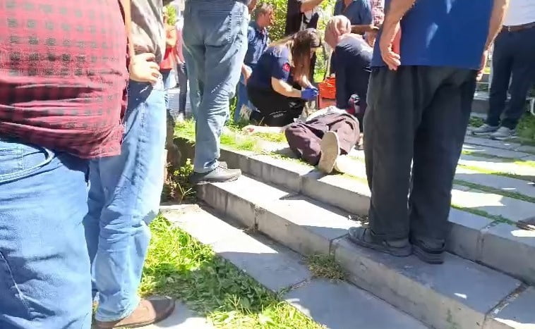 KAYSERİ'NİN DEVELİ İLÇESİNDE YOLDA YÜRÜRKEN KALP KRİZİ GEÇİREREK YERE YIĞILAN VATANDAŞI KURTARMAK...