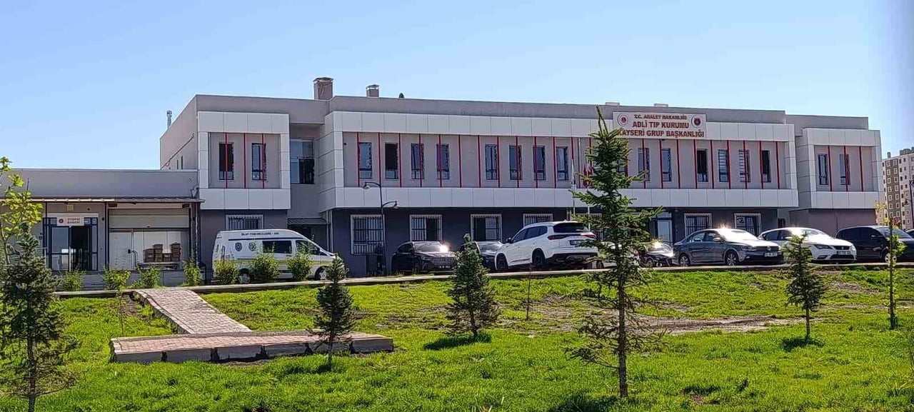 KAYSERİ'NİN KOCASİNAN İLÇESİNDE EVİNDE BIÇAKLANAN ŞAHIS HAYATINI KAYBETTİ.