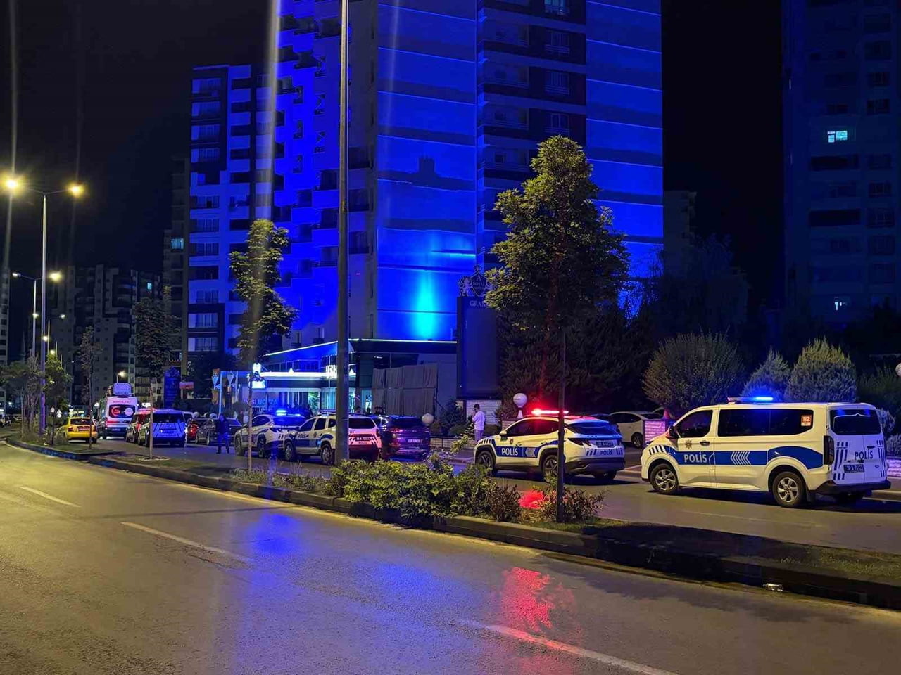 KAYSERİ'NİN TALAS İLÇESİNDE TARTIŞTIĞI KADINI BIÇAKLAYARAK 5. KATTAN AŞAĞI ATAN ZANLI, CİNAYETİ...