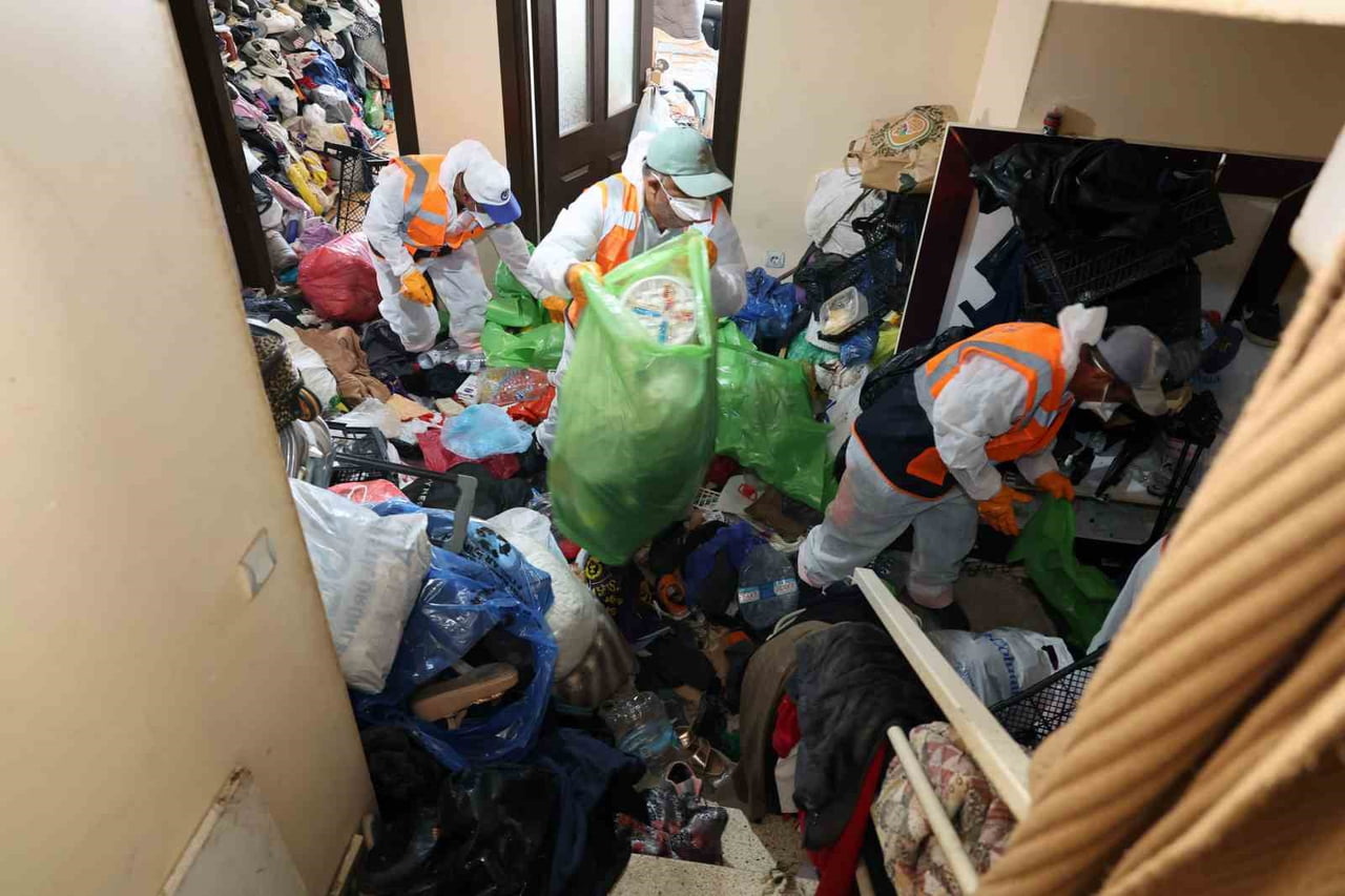 KAYSERİ'NİN TALAS İLÇESİNDE YAŞLI KADIN VE 2 ÇOCUĞUNUN KALDIĞI EVDEN 5 KAMYON ÇÖP...