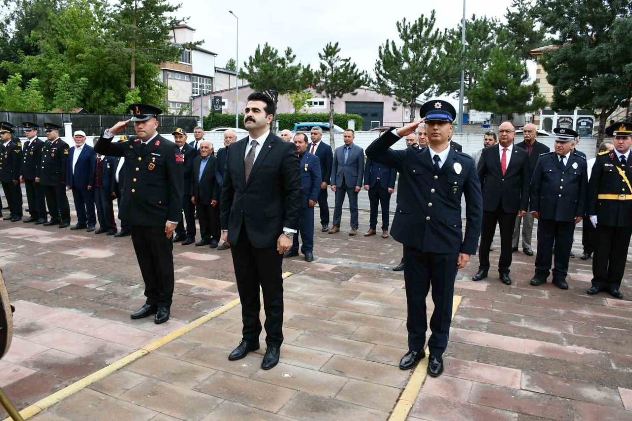 KAYSERİ'NİN TOMARZA İLÇESİNDE 30 AĞUSTOS ZAFER BAYRAMI’NIN 104. YIL DÖNÜMÜ MÜNASEBETİYLE ÇELENK...