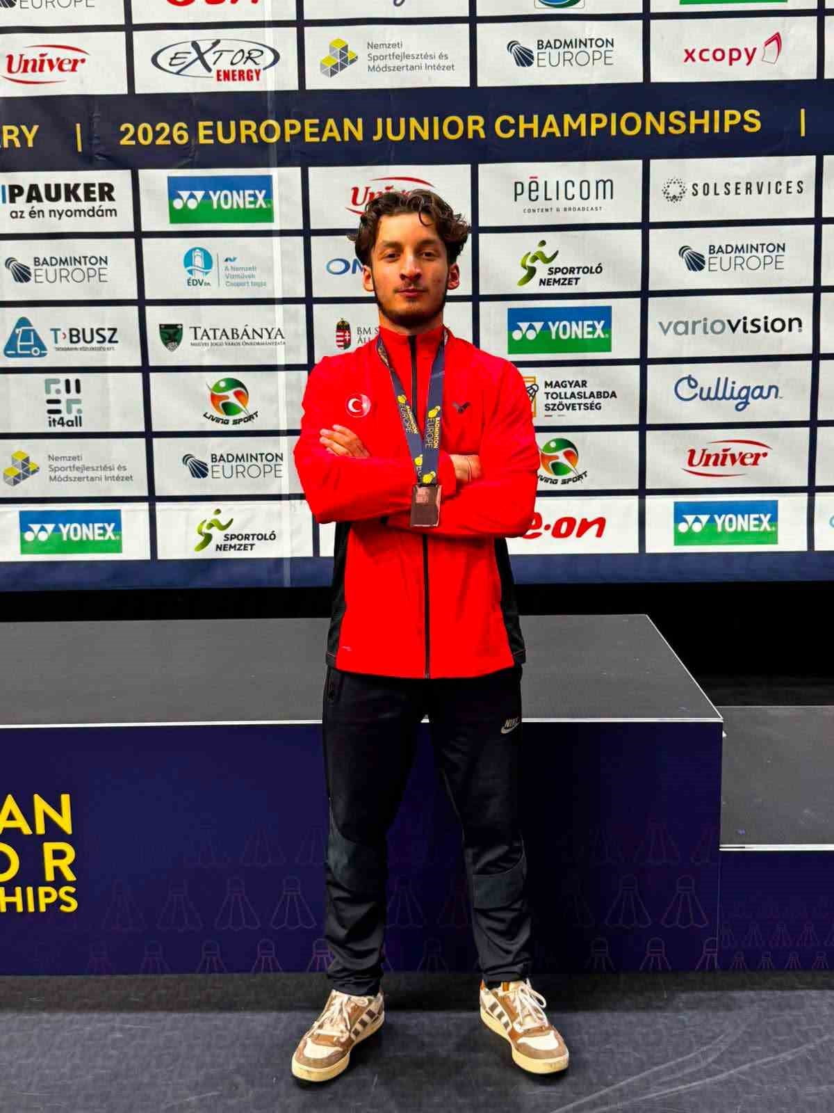 KAYSERİ BADMİNTON SPOR KULÜBÜ SPORCUSU YİĞİTCAN EROL; MACARİSTAN’DA DÜZENLENEN GENÇLER AVRUPA...