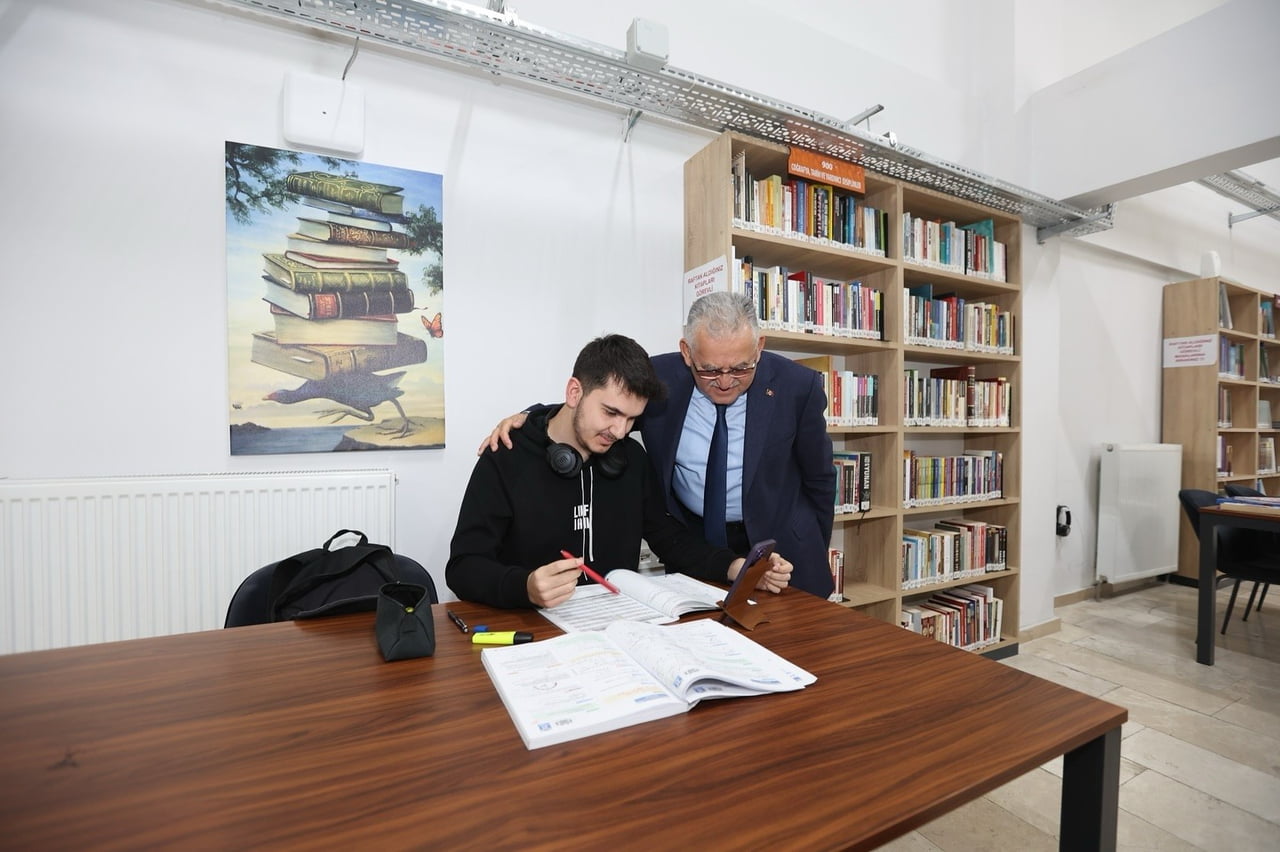 KAYSERİ BÜYÜKŞEHİR BELEDİYE BAŞKANI DR. MEMDUH BÜYÜKKILIÇ’IN “OKUYAN VE OKUTAN ŞEHİR KAYSERİ”...