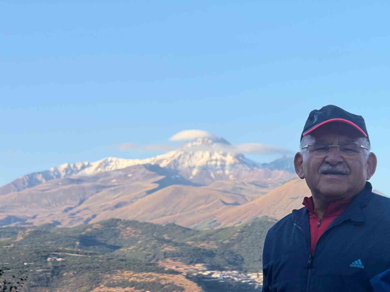 KAYSERİ BÜYÜKŞEHİR BELEDİYE BAŞKANI MEMDUH BÜYÜKKILIÇ, ERCİYES'E KAR YAĞDIĞINI DUYURDU.