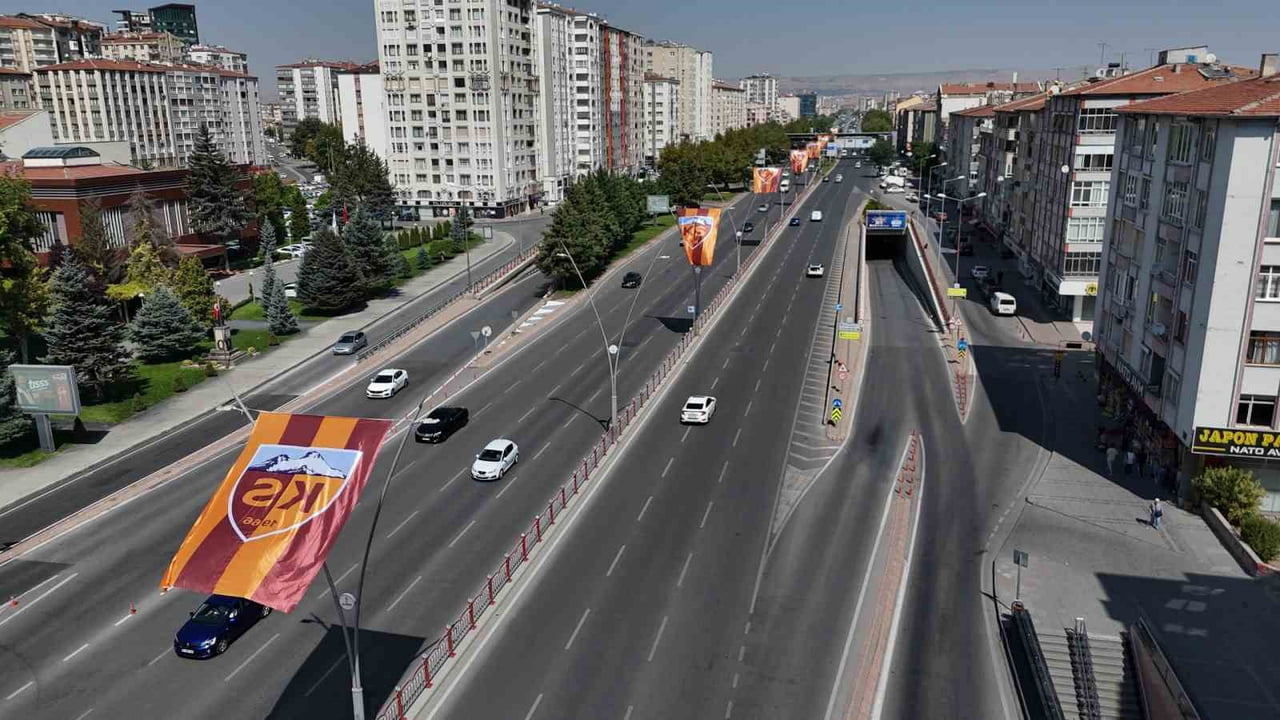 KAYSERİ BÜYÜKŞEHİR BELEDİYE BAŞKANI MEMDUH BÜYÜKKILIÇ, YARIN OYNANACAK BURSASPOR MAÇI ÖNCESİNDE...