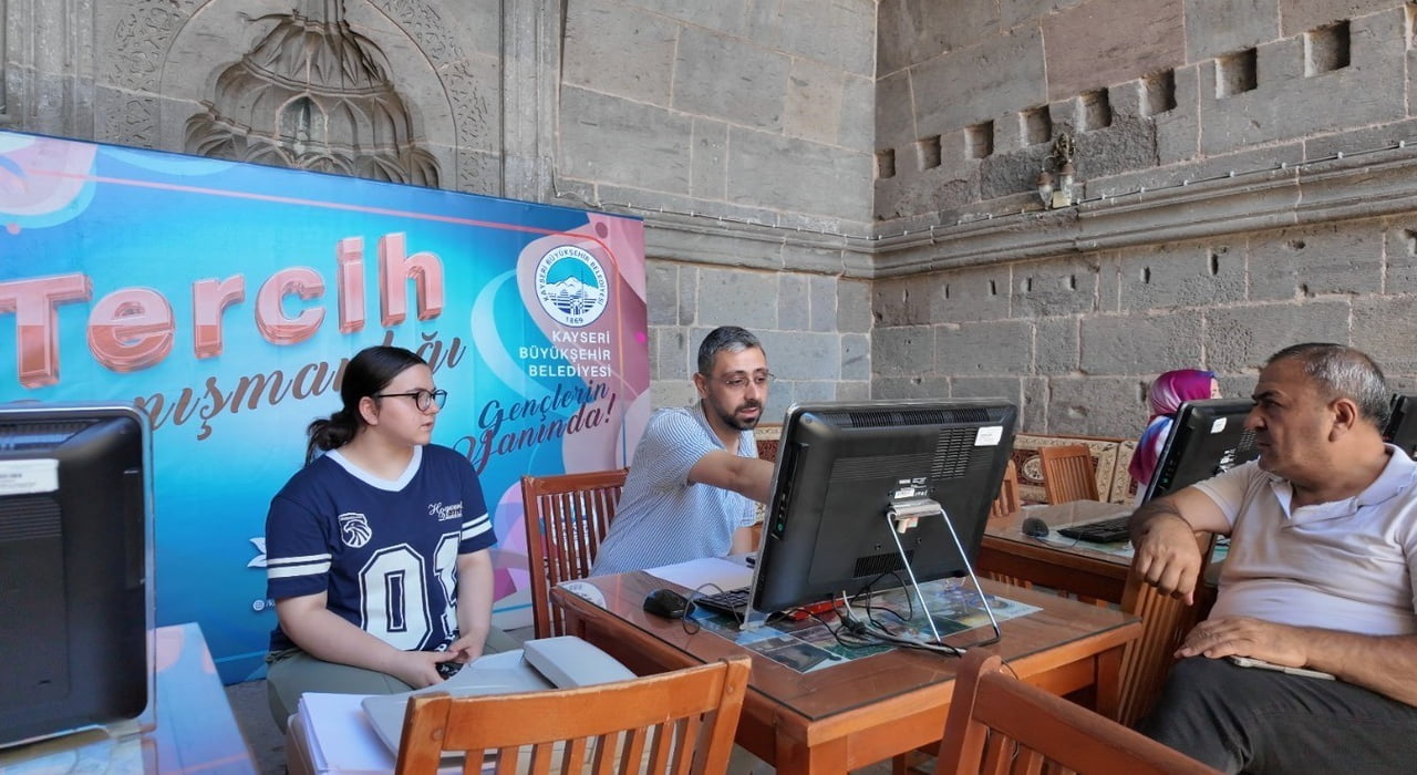 KAYSERİ BÜYÜKŞEHİR BELEDİYESİ BÜNYESİNDE FAALİYETLERİNİ SÜRDÜREN AİLE AKADEMİSİ; ÖĞRENCİLERİN...