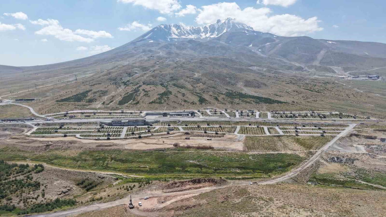 KAYSERİ BÜYÜKŞEHİR BELEDİYESİ, ERCİYES KAYAK MERKEZİ’NDE YENİ SEZON ÖNCESİNDE KAPSAMLI BAKIM...