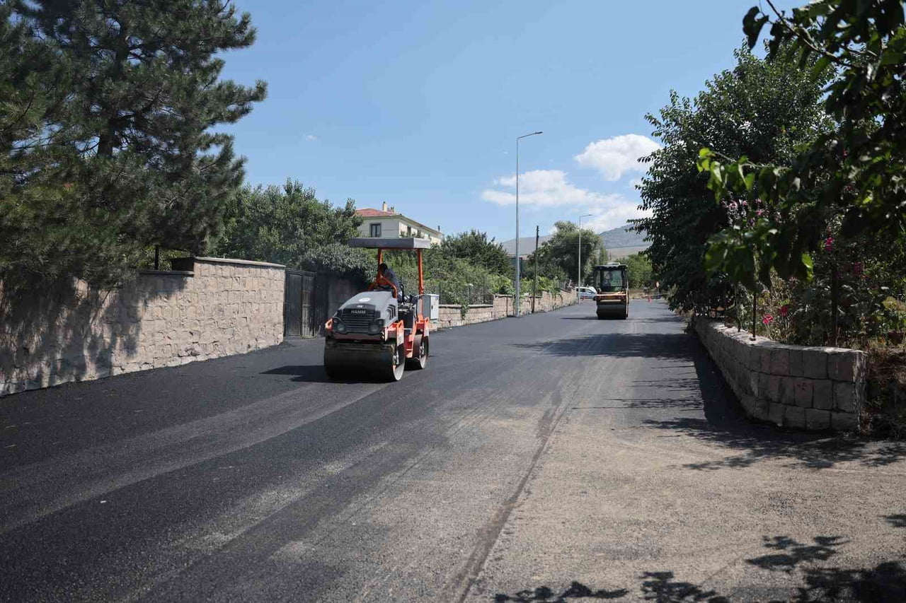 KAYSERİ BÜYÜKŞEHİR BELEDİYESİ TARAFINDAN HACILAR İLÇESİNDE SÜRDÜRÜLEN ASFALT ÇALIŞMALARI...