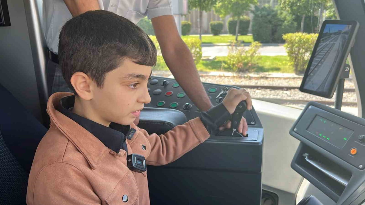KAYSERİ BÜYÜKŞEHİR BELEDİYESİ ULAŞIM A.Ş., 13 YAŞINDAKİ TRAMVAY TUTKUNU MİRAÇ ÇAPANOĞLU’NUN...
