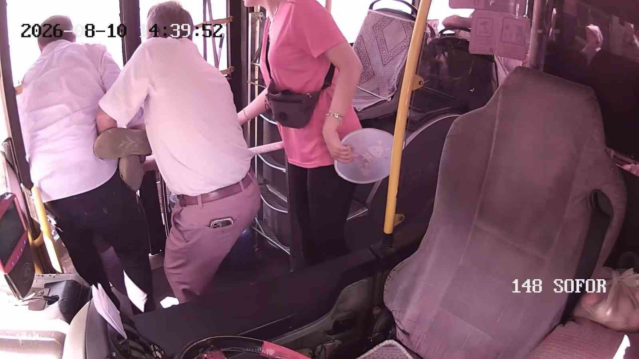 KAYSERİ’DE ÖZEL HALK OTOBÜSÜNDE SEYAHAT EDERKEN FENALAŞAN BİR YOLCU, OTOBÜS ŞOFÖRÜNÜN HIZLI...