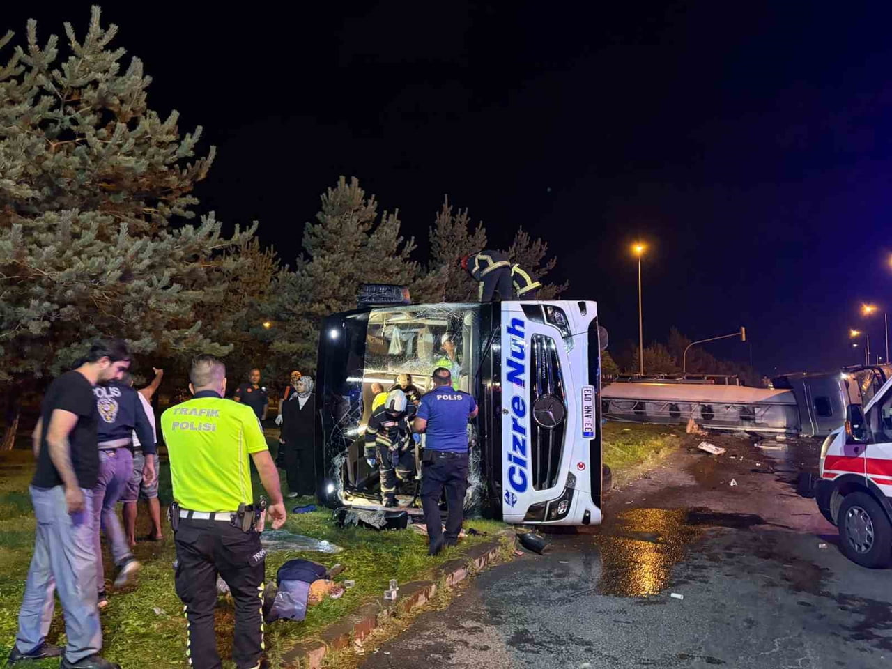 KAYSERİ’DE YOLCU OTOBÜSÜ YAKIT TANKERİ İLE ÇARPIŞTI, YARALILAR VAR