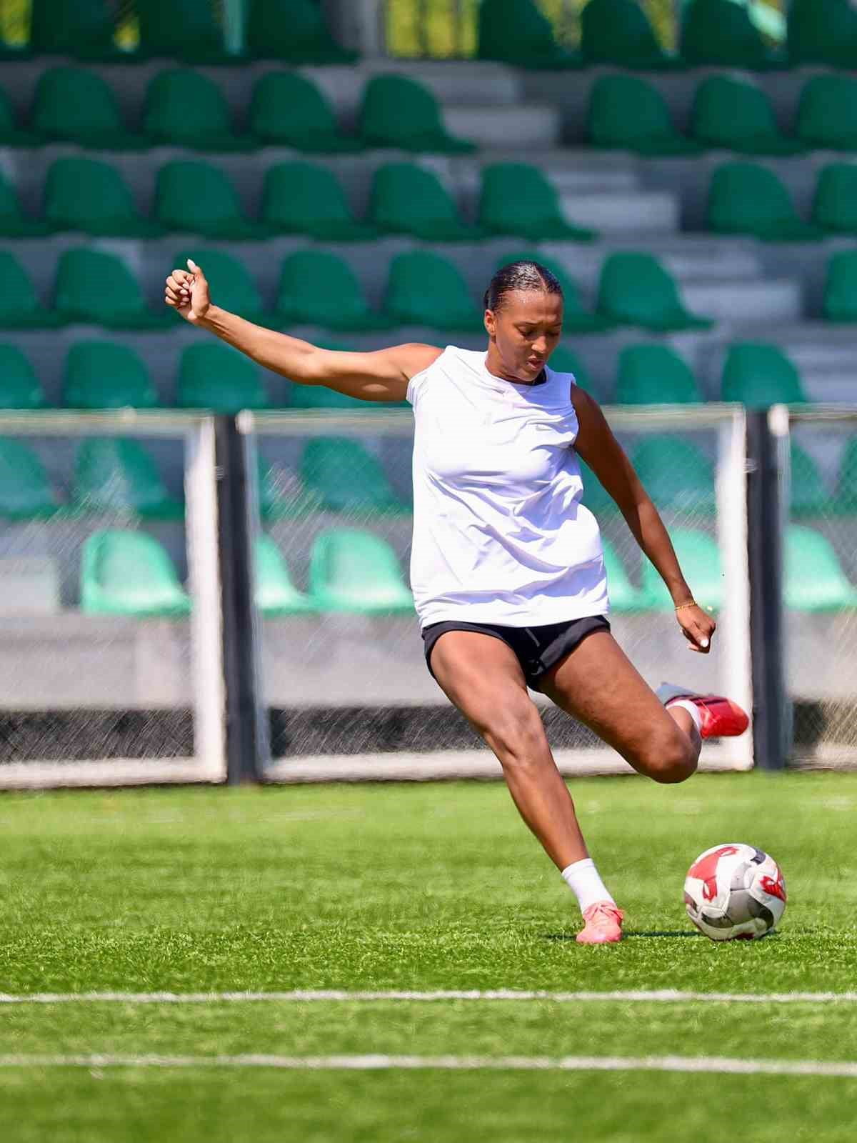 KAYSERİ KADIN FUTBOL KULÜBÜ, KADROSUNA 4 YENİ İSMİ DAHİL ETTİ.