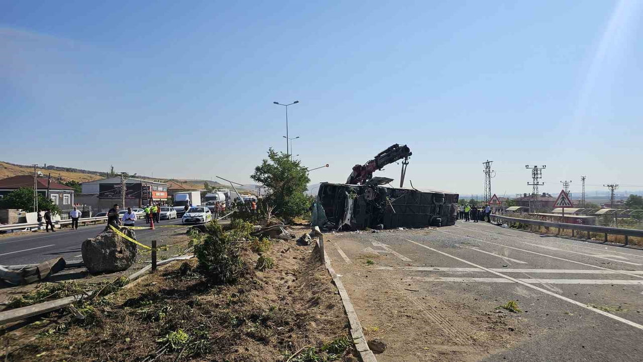 KAYSERİ’NİN İNCESU İLÇESİNDE YOLCU OTOBÜSÜNÜN DEVRİLDİĞİ TRAFİK KAZASINDA 1 KİŞİ HAYATINI...