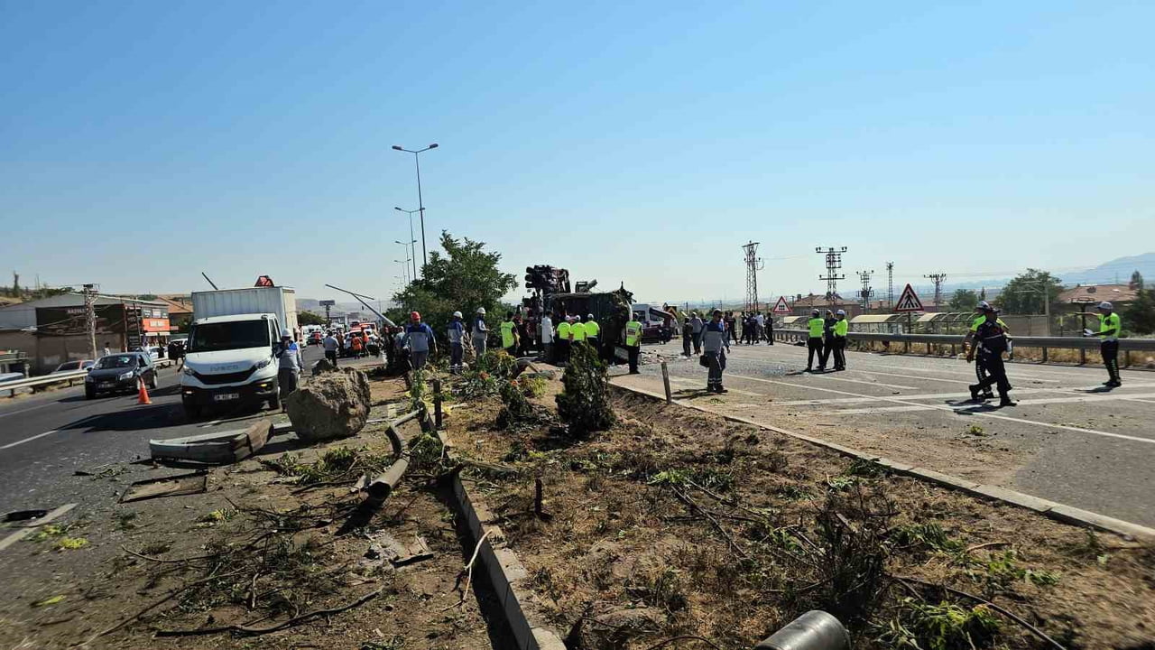 KAYSERİ’NİN İNCESU İLÇESİNDE YOLCU OTOBÜSÜNÜN DEVRİLMESİ SONUCU 1 KİŞİNİN ÖLDÜĞÜ, 24 KİŞİNİN DE...