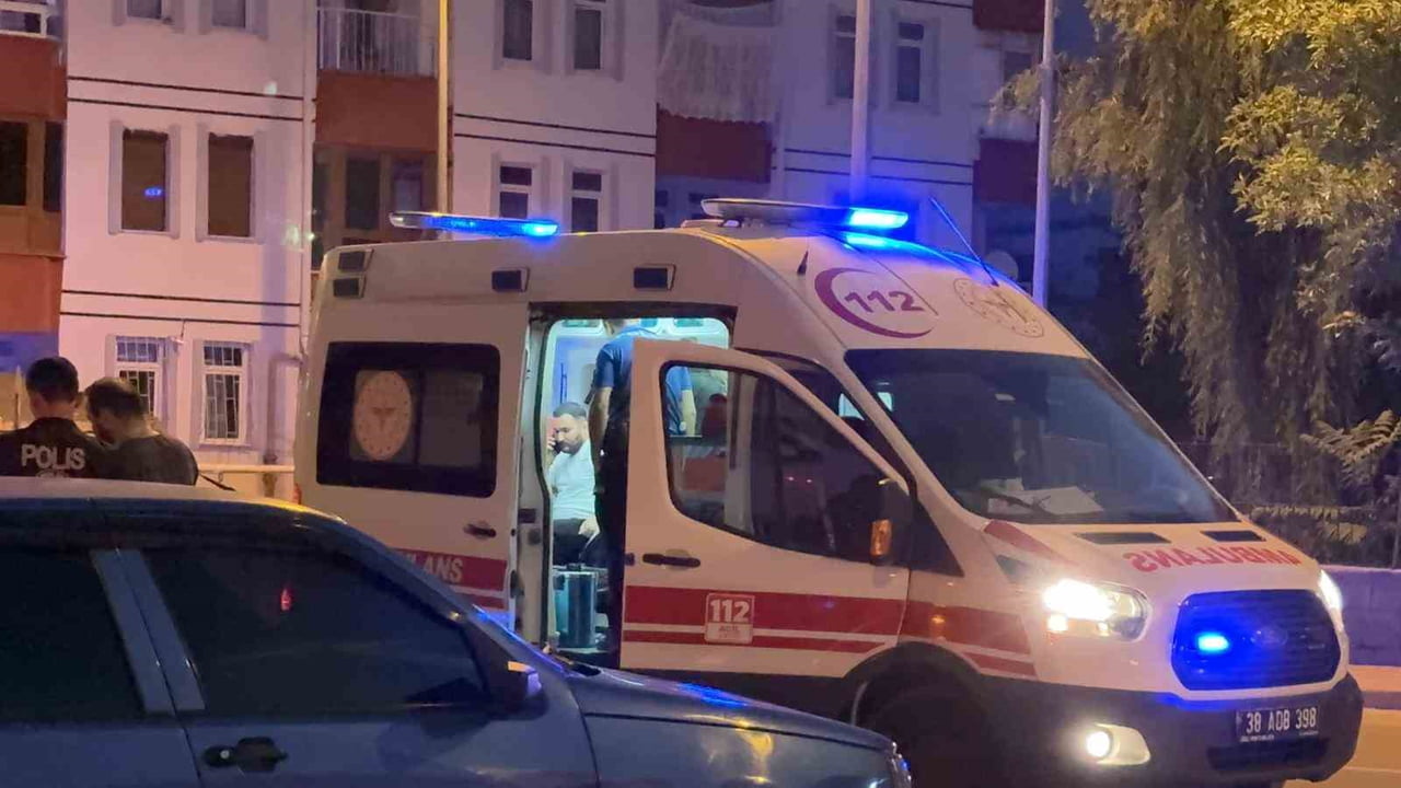 KAYSERİ’NİN KOCASİNAN İLÇESİNDE ÇIKAN BIÇAKLI KAVGADA BACAĞINDAN BIÇAKLANAN ŞAHIS YARALANIRKEN...