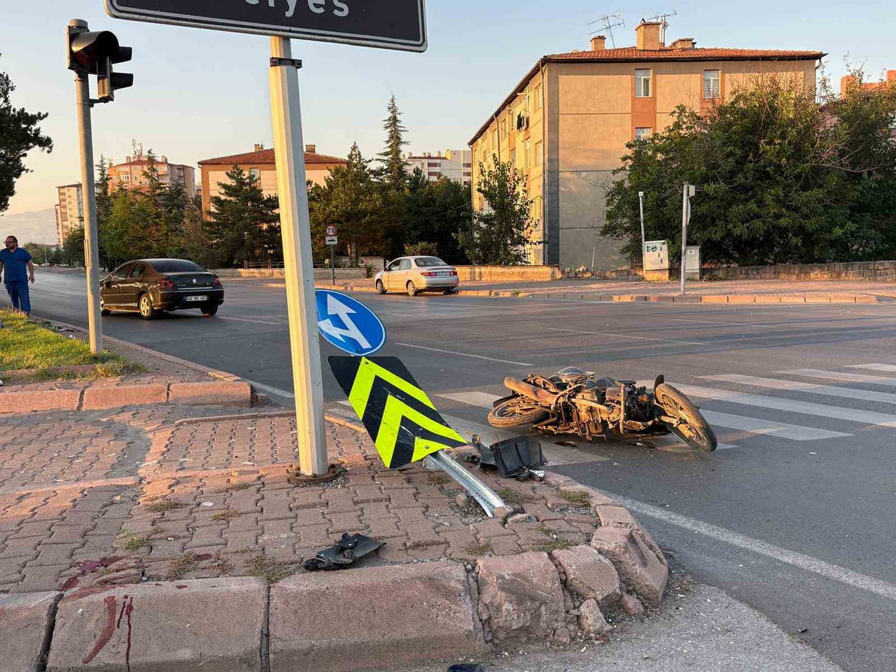 KAYSERİ’NİN KOCASİNAN İLÇESİNDE OTOMOBİLİN MOTOSİKLETE ÇARPTIĞI TRAFİK KAZASINDA, MOTOSİKLET...