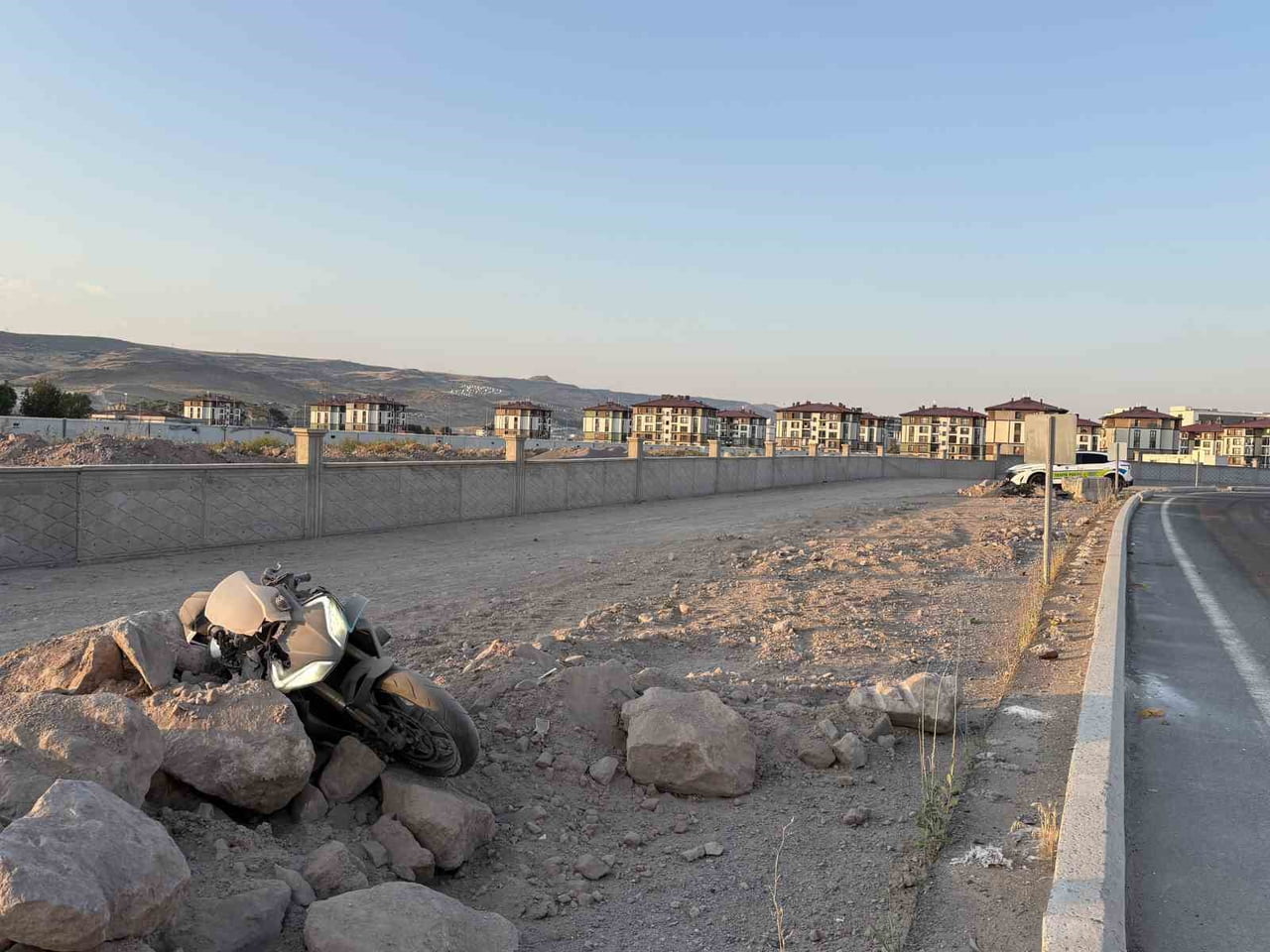 KAYSERİ’NİN KOCASİNAN İLÇESİNDE VİRAJI ALAMAYAN MOTOSİKLET, YOLDAN ÇIKARAK, YAN YATTI. KAZADA...