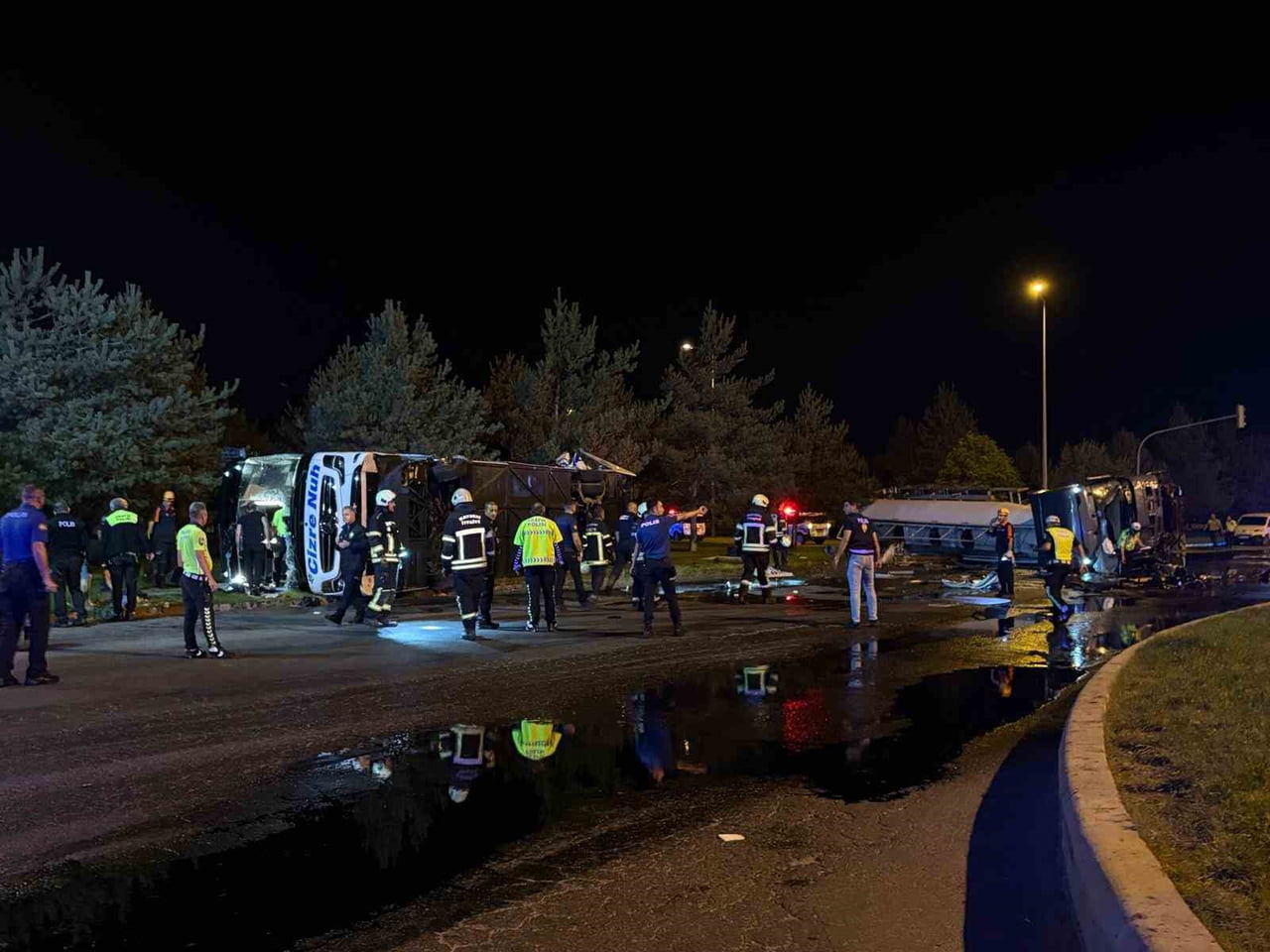 KAYSERİ’NİN KOCASİNAN İLÇESİNDE YOLCU OTOBÜSÜYLE YAKIT TANKERİ TAŞIYAN TIRIN ÇARPIŞTIĞI KAZADA...