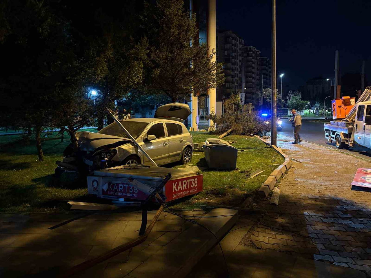 KAYSERİ’NİN MELİKGAZİ İLÇESİNDE KONTROLDEN ÇIKAN OTOMOBİL KALDIRIMI AŞARAK, PARKA GİRDİ....