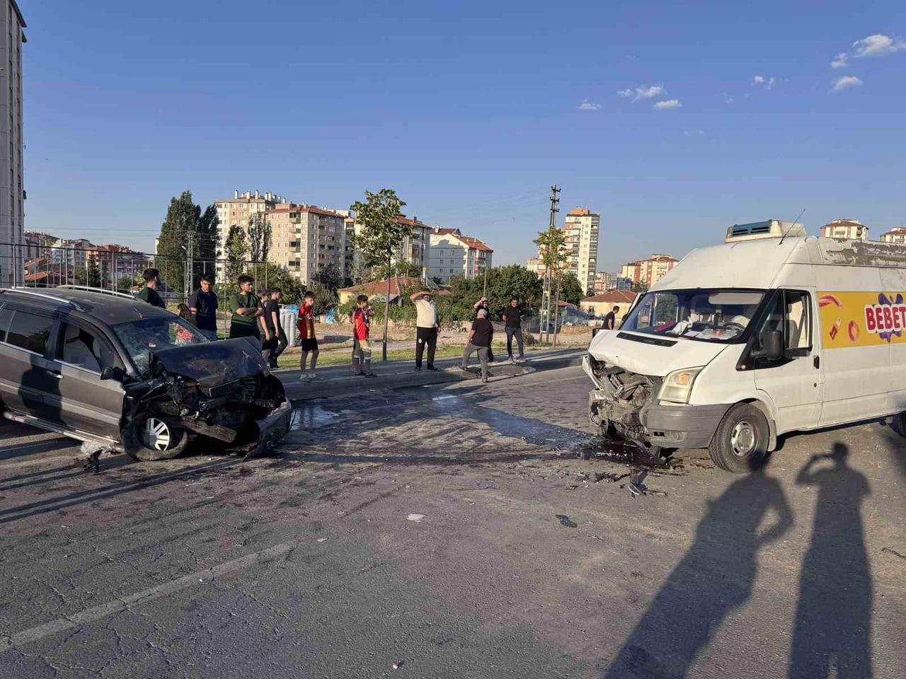 KAYSERİ’NİN MELİKGAZİ İLÇESİNDE OTOMOBİLİN KARŞI ŞERİDE GEÇEREK TİCARİ ARAÇLA ÇARPIŞTIĞI KAZADA...