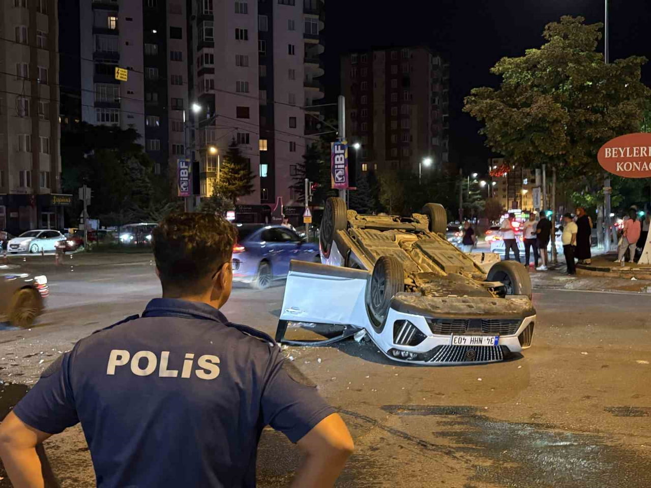 KAYSERİ’NİN MELİKGAZİ İLÇESİNDE OTOMOBİLLE ÇARPIŞAN SUV ARAÇ TAKLA ATARKEN, KAZADA 2 KİŞİ...