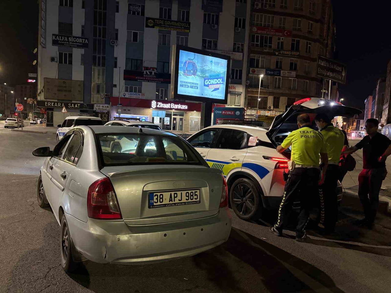 KAYSERİ’NİN MELİKGAZİ İLÇESİNDE POLİS EKİPLERİ TARAFINDAN ŞÜPHE ÜZERİNE DURDURULAN OTOMOBİLİN...