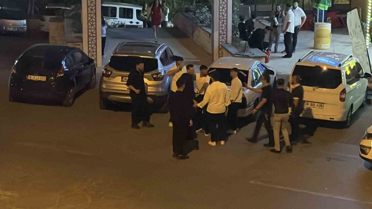 KAYSERİ’NİN TALAS İLÇESİNDE BULUNAN BİR DÜĞÜN SALONUNDA ÇIKAN TARTIŞMA TEKME TOKATLI KAVGAYA...