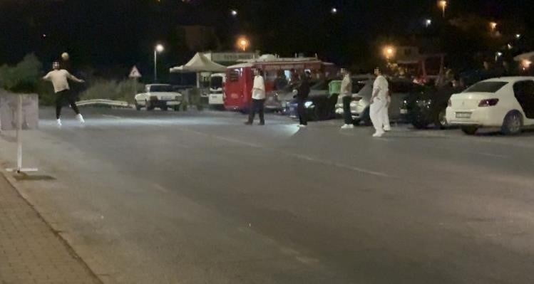 KAYSERİ’NİN TALAS İLÇESİNDE KIZLI-ERKEKLİ BİR GRUP, TRAFİĞİN GÜVENLİĞİNİ HİÇE SAYARAK, İŞLEK...