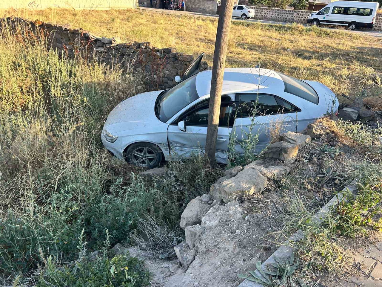 KAYSERİ’NİN TOMARZA İLÇESİNDE KONTROLÜ KAYBOLAN OTOMOBİL YOLDAN ÇIKARAK, BOŞ ARAZİYE GİRDİ. KAZADA...