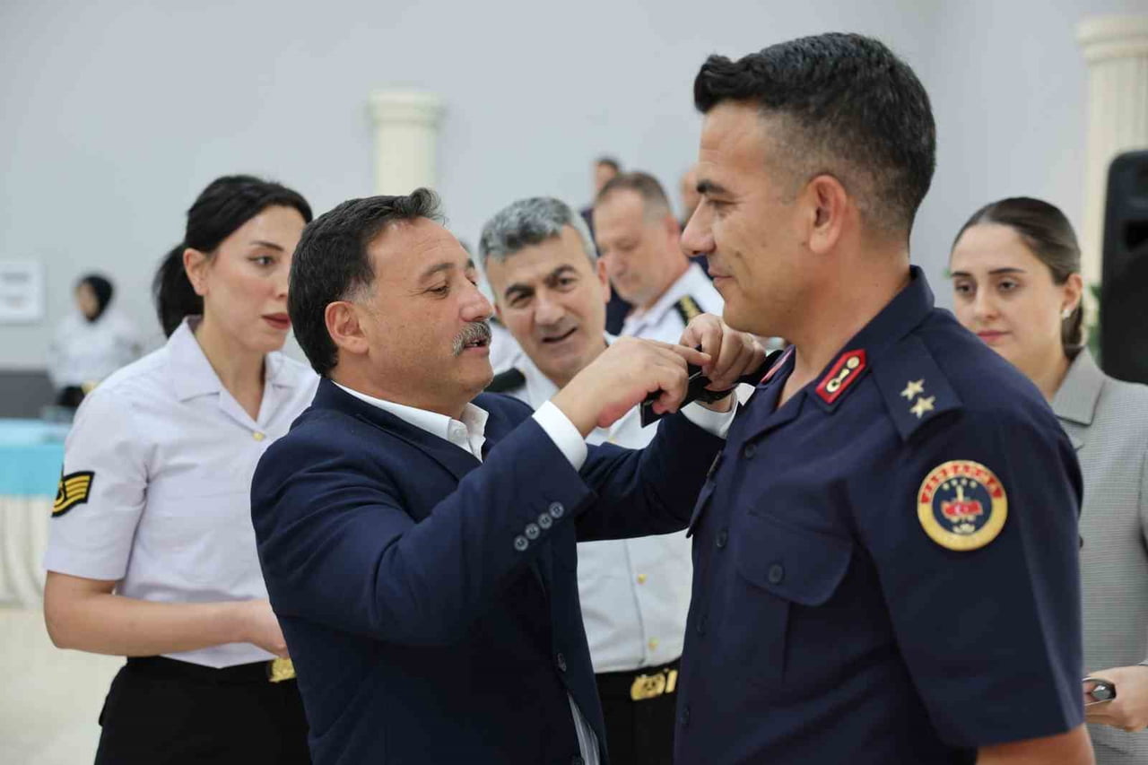 KAYSERİ VALİSİ GÖKMEN ÇİÇEK; KAYSERİ İL JANDARMA KOMUTANLIĞI’NDA BİR ÜST RÜTBEYE TERFİ EDEN SUBAY...