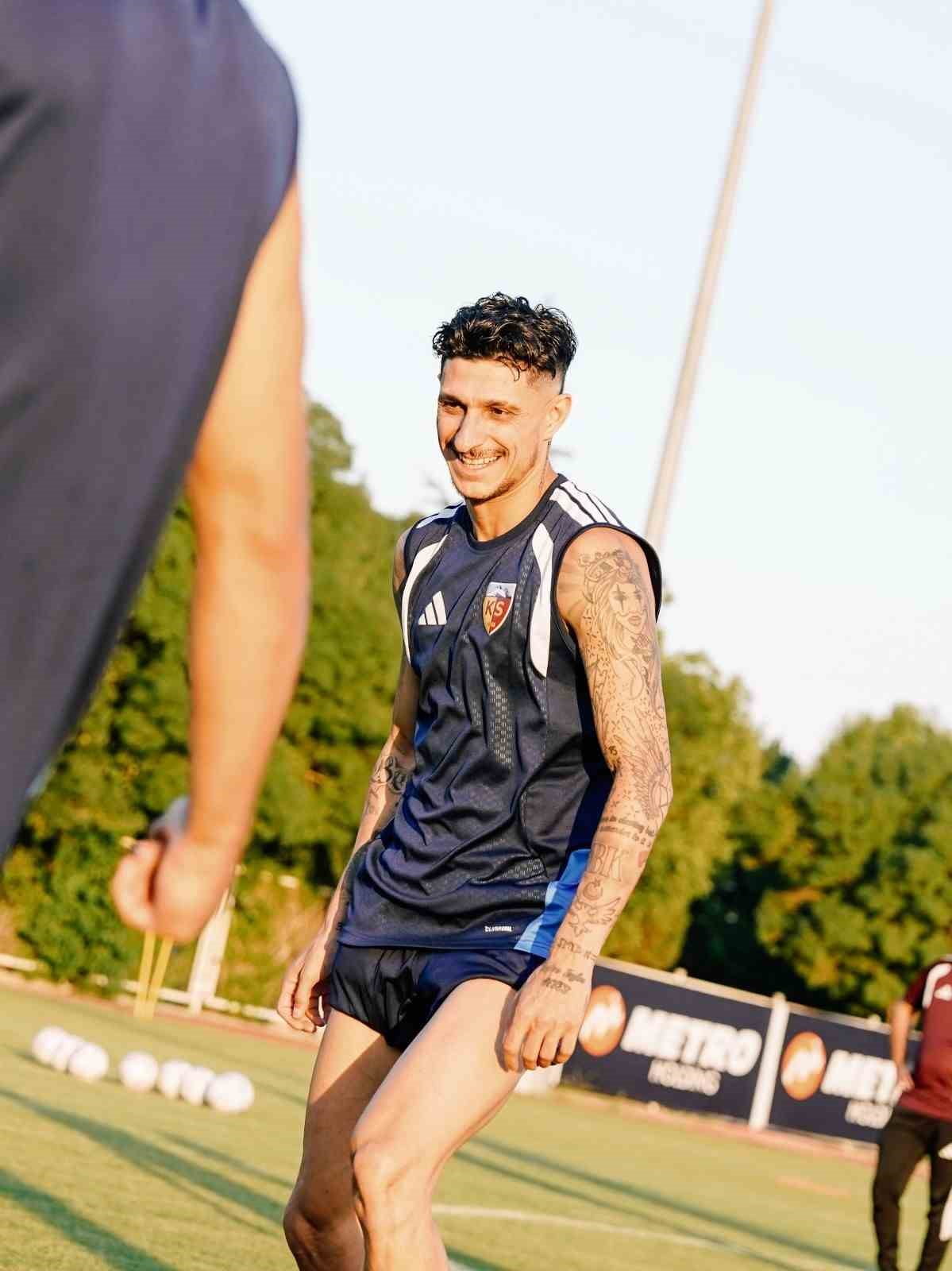 KAYSERİSPOR'DA YENİ SEZONDA FUTBOLCULARIN GİYECEĞİ FORMA NUMARALARI BELLİ OLDU.