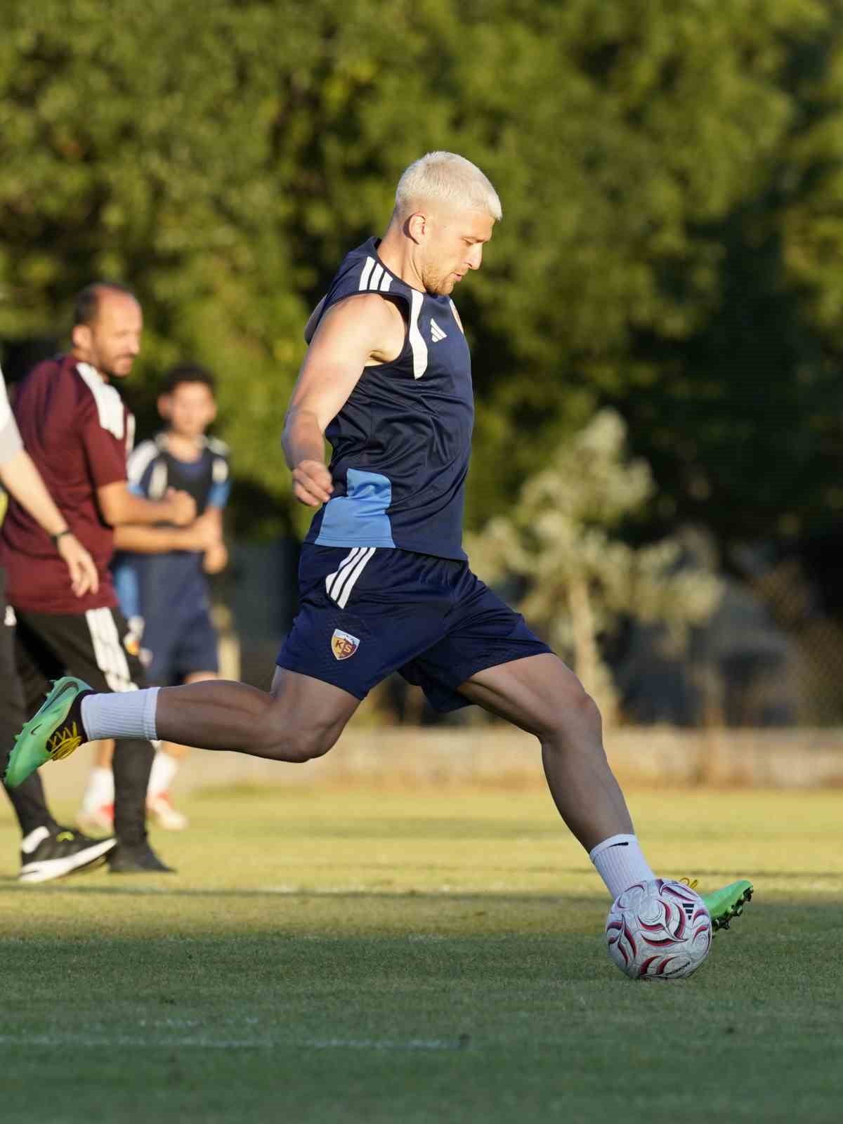 KAYSERİSPOR, DÜN OYNADIĞI SON HAZIRLIK MAÇI SONRASI 2 GÜN İZİNE ÇIKTI. SARI-KIRMIZILILAR HAFTANIN...