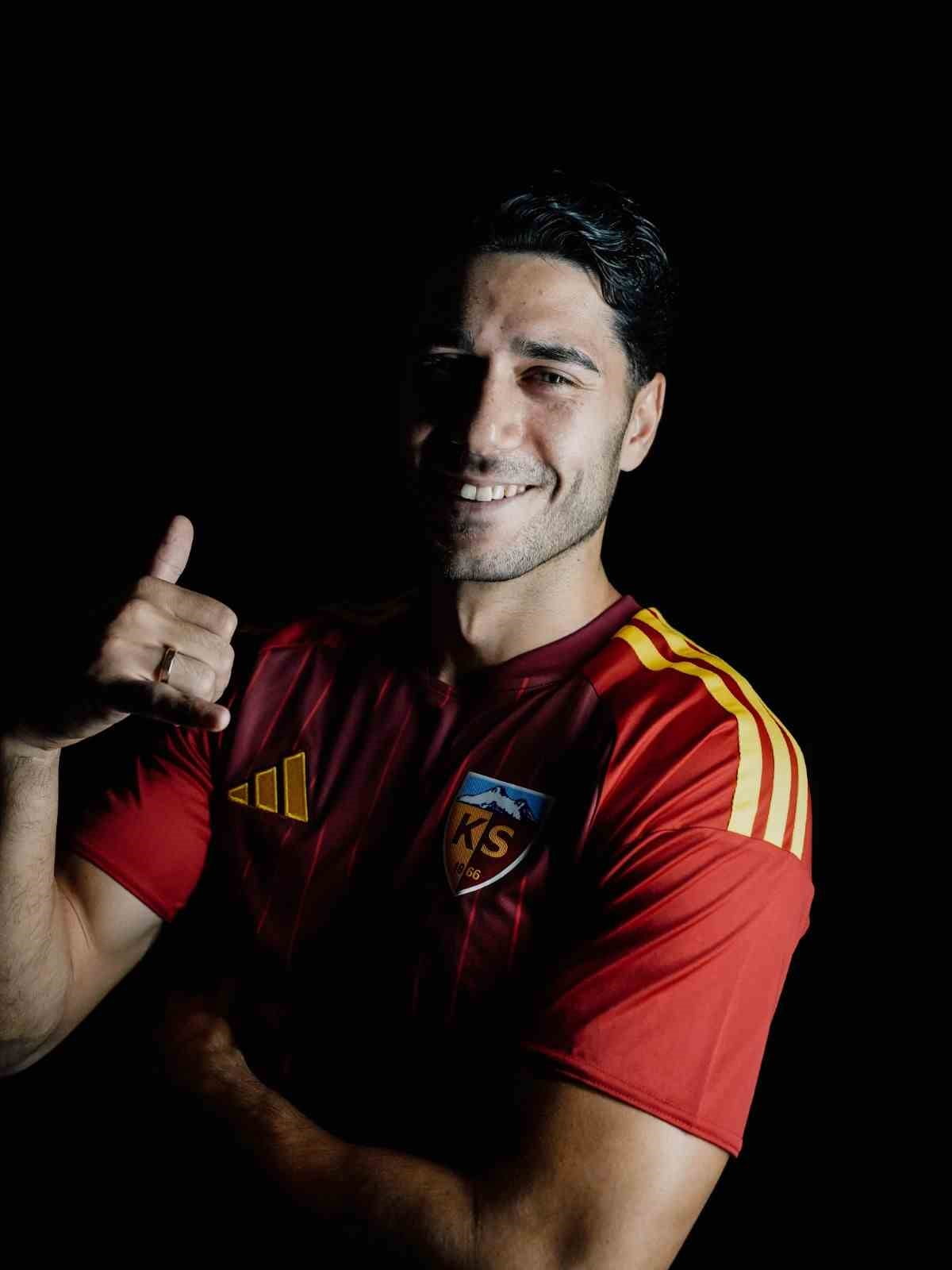 KAYSERİSPOR, GURBETÇİ OYUNCU MERT GÖCKAN İLE SÖZLEŞME İMZALADI.