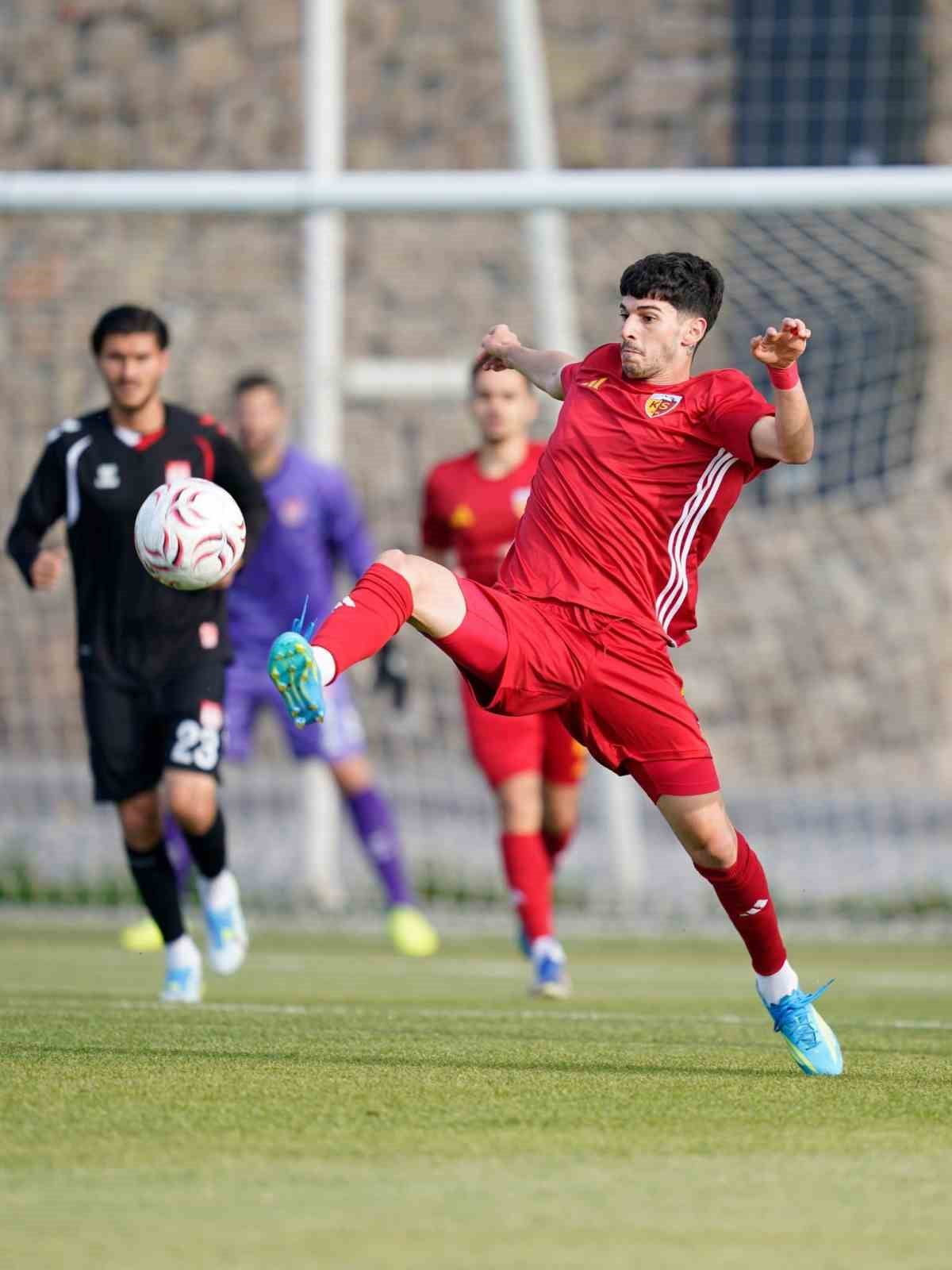 KAYSERİSPOR KULÜBÜ, BARAN ALİ GEZEK’İN ALANYASPOR’A TRANSFERİNİ AÇIKLADI. SARI KIRMIZILILAR, BU...