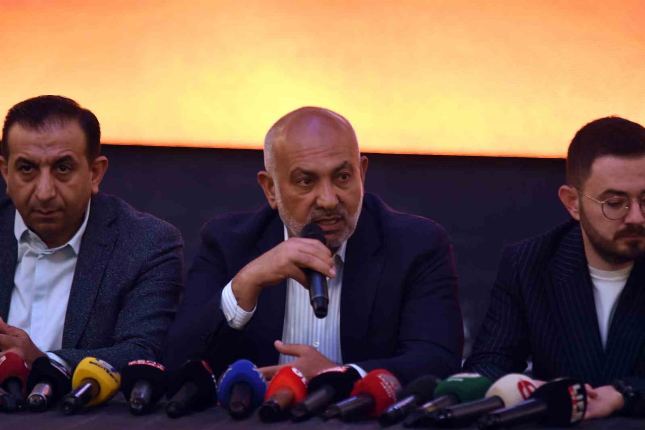 KAYSERİSPOR KULÜP BAŞKANI ALİ ÇAMLI, DÜZENLEDİĞİ BASIN TOPLANTISINDA KULÜBÜN MEVCUT DURUMUNU...