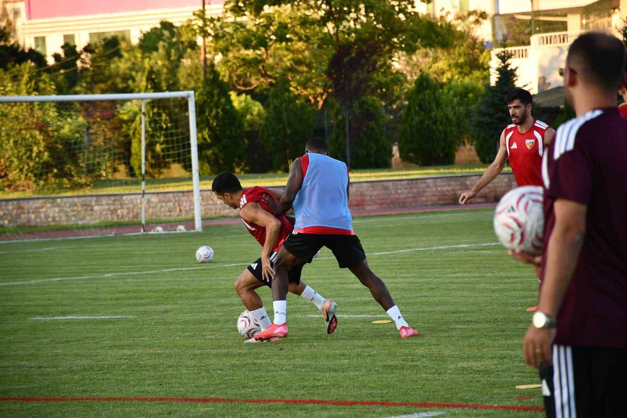 KAYSERİSPOR TEKNİK DİREKTÖRÜ ATİLA GERİN VE YARDIMCILARININ YÖNETİMİNDE GERÇEKLEŞTİRİLEN...