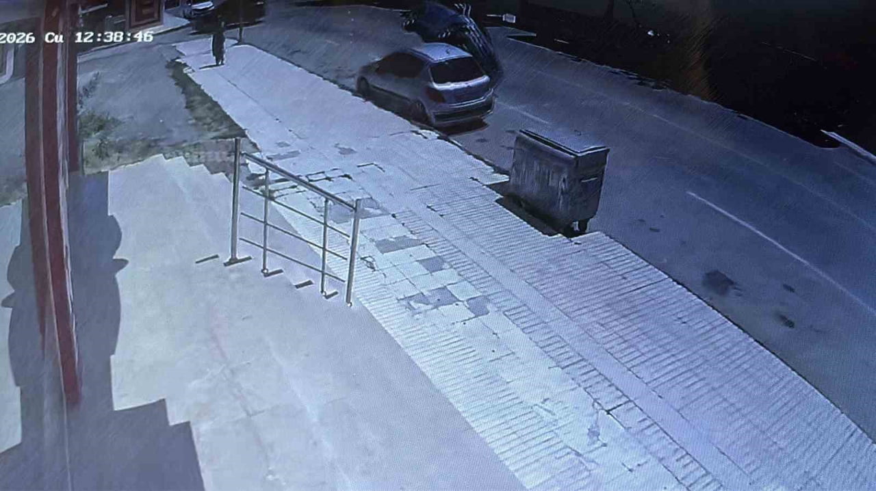 KAZA ANI BÖLGEDE BİR İŞ YERİNE AİT GÜVENLİK KAMERASINA SANİYE SANİYE YANSIDI