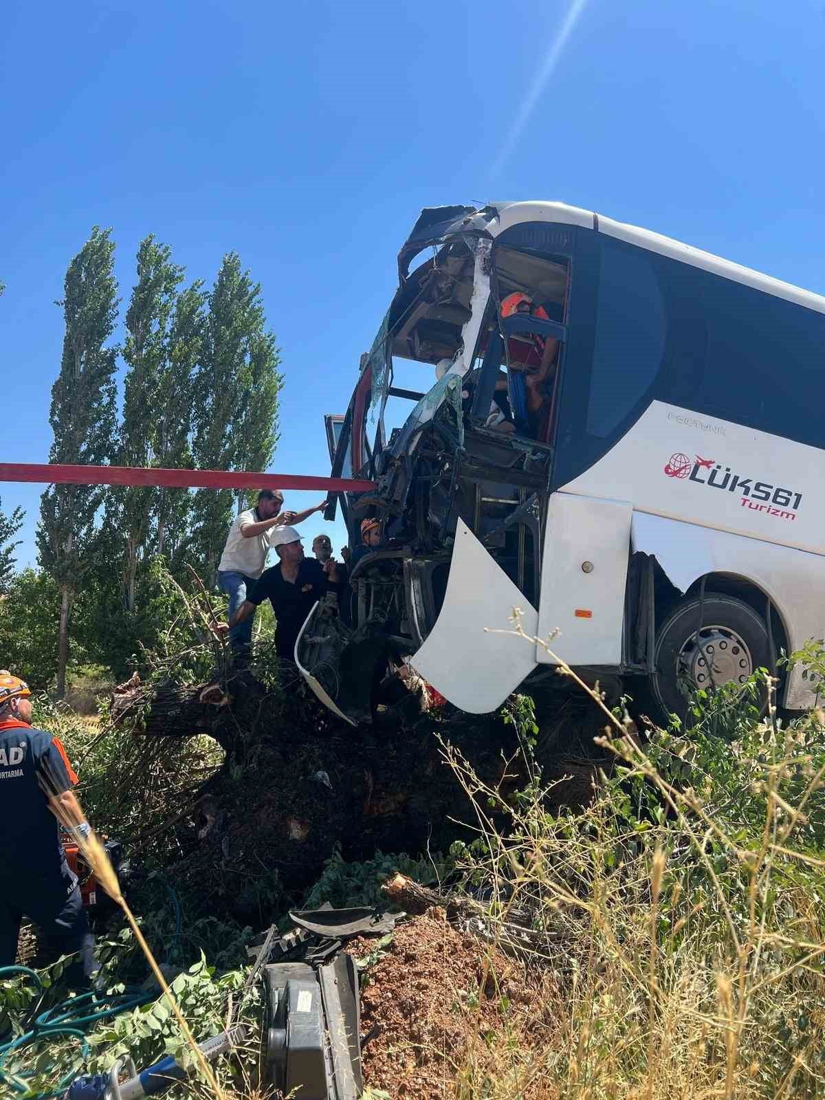KAZADA ARAÇTA SIKIŞAN ŞOFÖR, İTFAİYE VE AFAD EKİPLERİNİN KOORDİNELİ ÇALIŞMASI İLE BULUNDUĞU YERDEN...