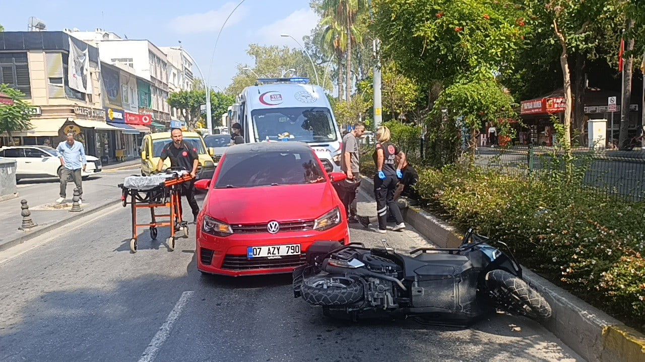 KAZADA YARALANAN MOTOSİKLET SÜRÜCÜSÜ 112 SAĞLIK EKİPLERİNİN OLAY YERİNDEKİ MÜDAHALESİNİN ARDINDAN...