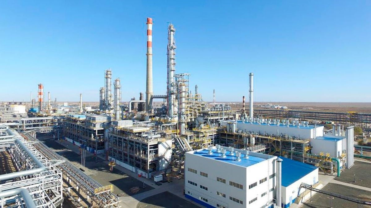 KAZAKİSTAN’IN ATIRAU KENTİNDEKİ PETROL RAFİNERİSİNDE ÇIKAN YANGIN SÖNDÜRÜLÜRKEN CAN KAYBI...