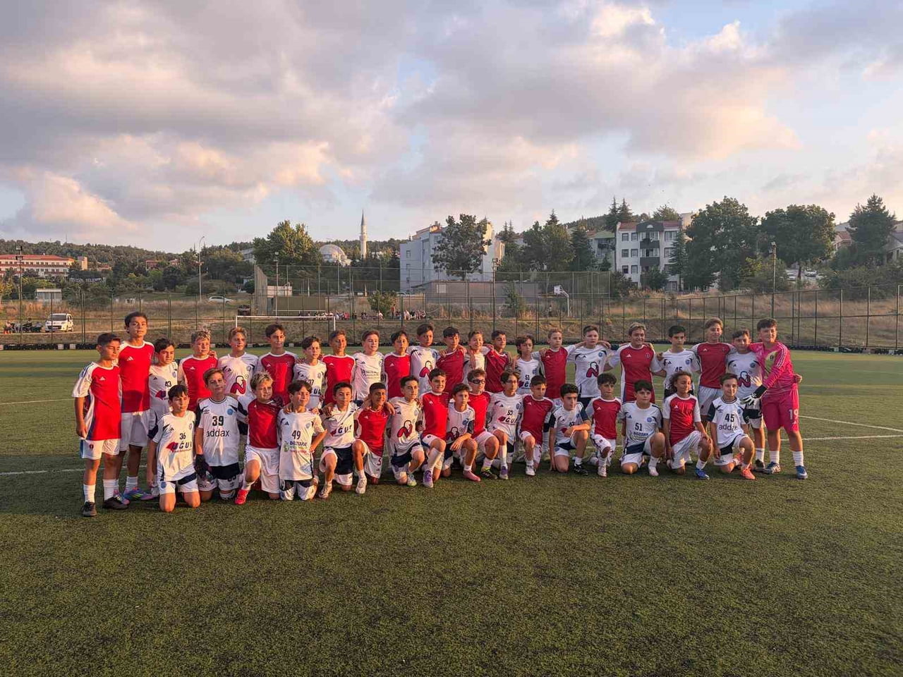 KAZANAN DOSTLUK OLDU