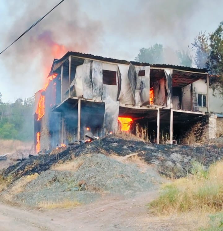 KEMAH'TA 2 KATLI EV YANGINDA KULLANILAMAZ HALE GELDİ