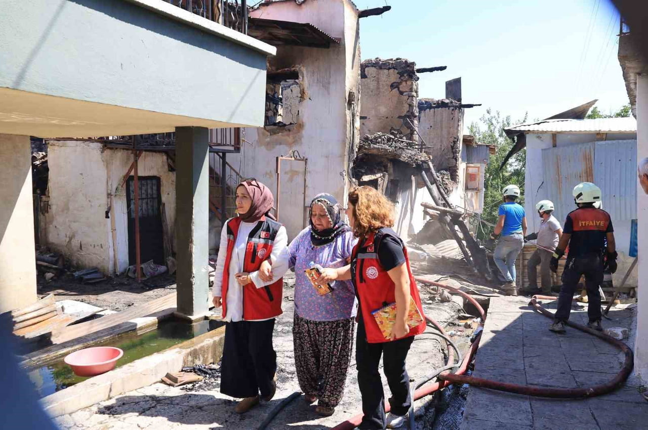 KEMALİYE'DEKİ YANGINDAN ETKİLENEN VATANDAŞLARA PSİKOSOSYAL DESTEK