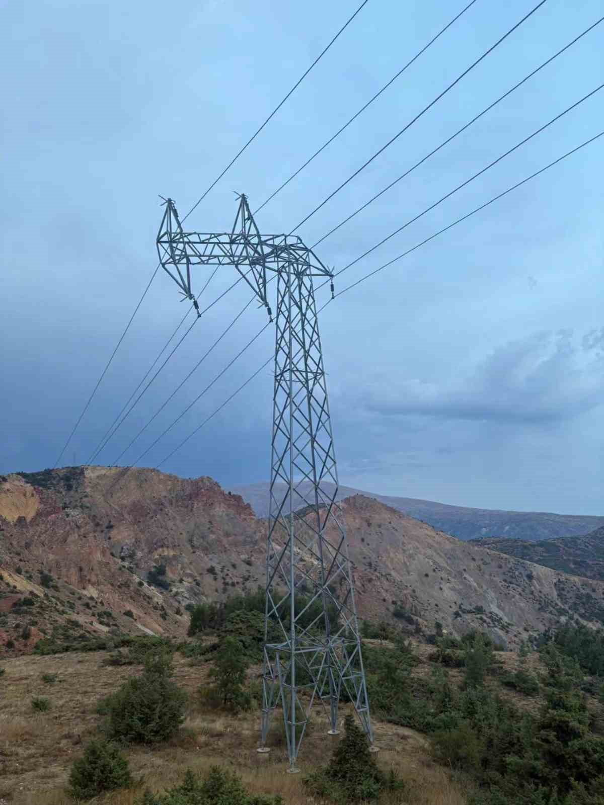 KEMALİYE’DE FIRTINA NEDENİYLE 8 KÖYDE ELEKTRİK KESİNTİSİ