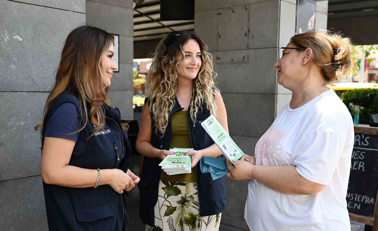 KEMER BELEDİYESİ EKİPLERİ,  GERİ DÖNÜŞTÜRÜLEBİLİR ATIKLARIN DOĞRU ŞEKİLDE AYRIŞTIRILMASI AMACIYLA...